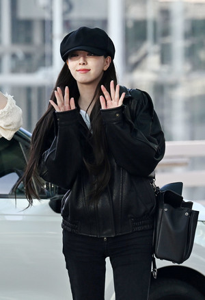 [포토] 있지 유나 '빵모자도 이겨내는 미모'