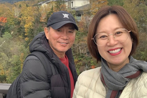 남편에게 1년에 한 번씩 '명품백' 받는다는 스타 부부…부러움 한 몸에 샀다