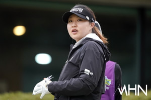 [mhn포토] 이슬기, 페어웨이 바라보며 - 뉴스 썸네일 이미지