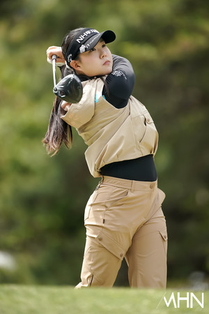 [mhn포토] 최정원, 강력하게 날리는 티샷 - 뉴스 썸네일 이미지