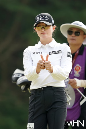 [mhn포토] 정수빈, 엄지 척 - 뉴스 썸네일 이미지