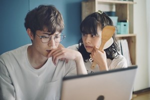 남친 시험 응원하다 졸지에 변호사 '합격'… 재치 넘치는 日 로맨스 영화  ('사토상과 사토상')