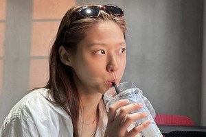 韓 떠났다더니...설현, 고백 "사랑해요 ♥"