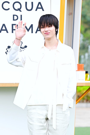 [포토] 롱샷 오율 '기분 좋은 인사'