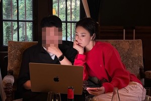 ソン・ヘギョ、隣の男性は誰？密着ショットが話題に