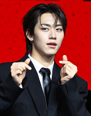 [포토] 82메이저 박석준 '하트를 날려'