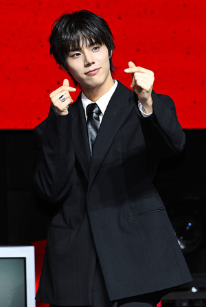 [포토] 82메이저 황성빈 '알고보면 애교장인'