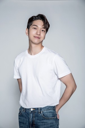 유재필 백상예술대상 레드카펫 MC 발탁 관련 이미지
