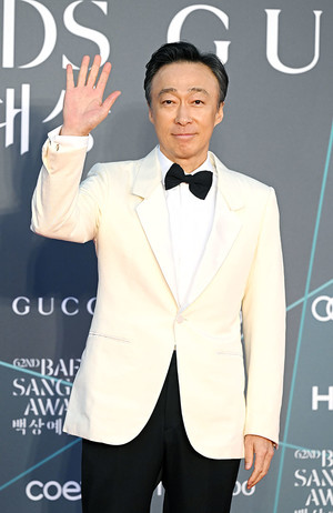 제62회 백상예술대상 레드카펫에 참석한 배우 이성민