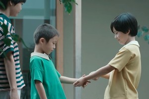 죽은 아들 대신 맞이한 '7세 휴머노이드'...日 거장이 파고드는 상실과 '회복' ('상자 속의 양')