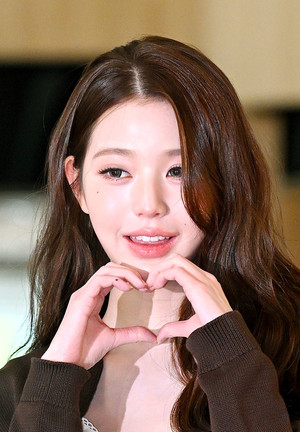 [포토] 아이브 장원영 '모닝엔젤의 하트'